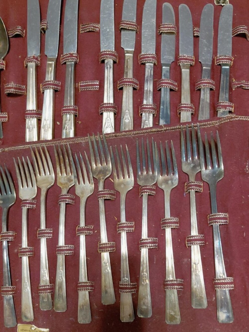 40 Pc Incomplete Set Wm. Rogers Revelation Extra Plate Flatware in Case- As-IS
